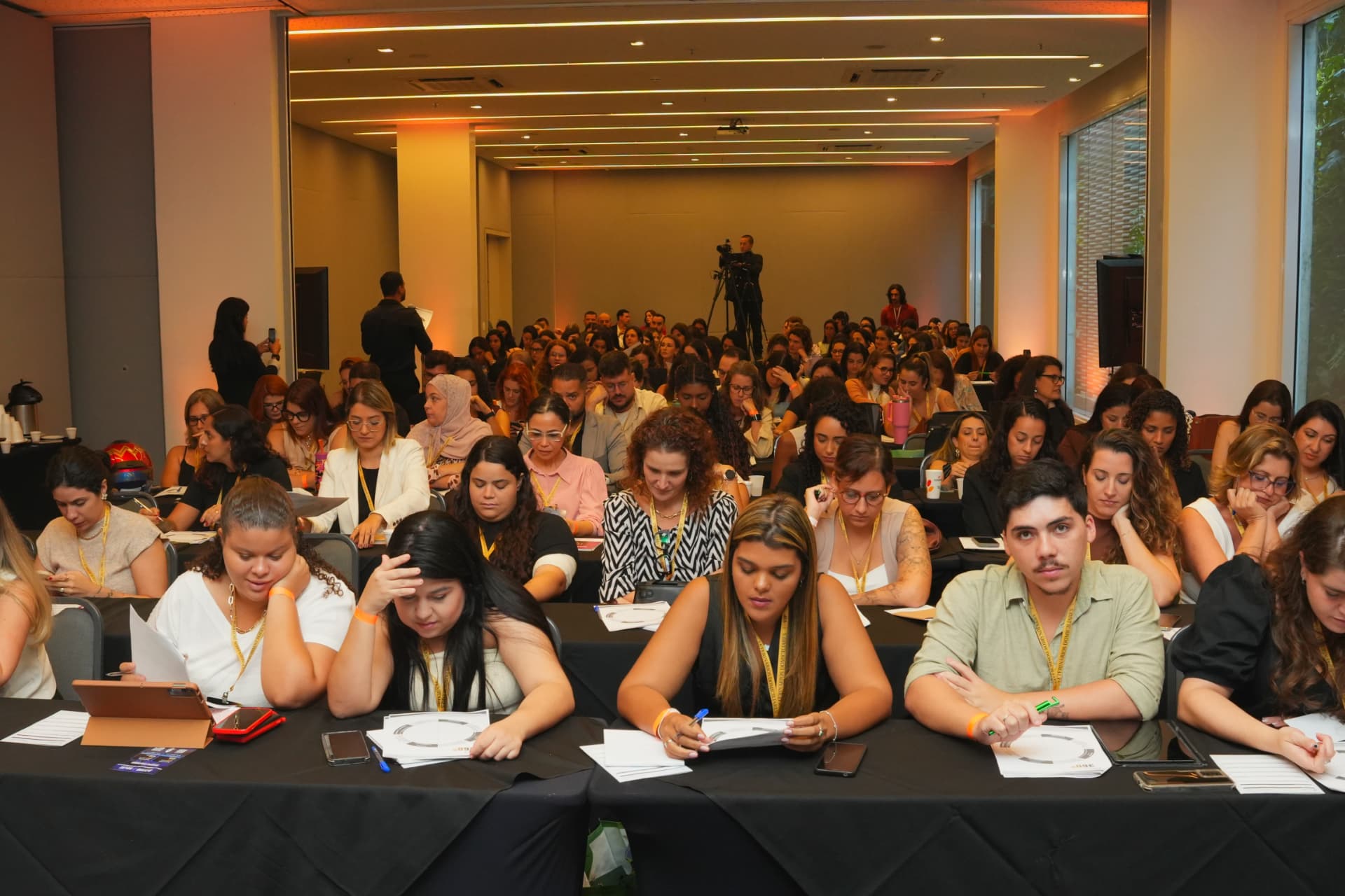 Plateia lotada acompanhando as palestras